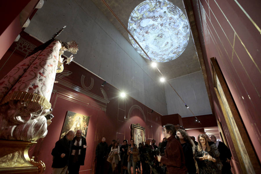 El Museu Valencià de la Il·lustració i la Modernitat (MuVIM) ha recopilado en un ciclo expositivo la historia social y cultural de la 'Mare de Déu dels Desemparats', en «una de las exposiciones más ambiciosas de sus 17 años de existencia» que reflexiona sobre su contribución a la memoria colectiva; sobre una devoción que tiene «empatía con los desamparados de toda clase y condición»; y en cómo la «secularización no ha matado la religión, sino que la ha transformado». 'Mare de Déu dels Desamparats' condensa 600 siglos de historia de la patrona de València en tres muestras que «ocupan la mayor parte de los espacios del museo dedicados a exposiciones temporales», desde la creación de la medieval 'Lloable Confraria de Nostra Dona Sancta Maria dels Ignoscens' hasta la actualidad. En ella, se pueden ver piezas pertenecientes a colecciones particulares y de instituciones como el MuMA, que se traducen en «salas con gran riqueza de patrimonio histórico».
