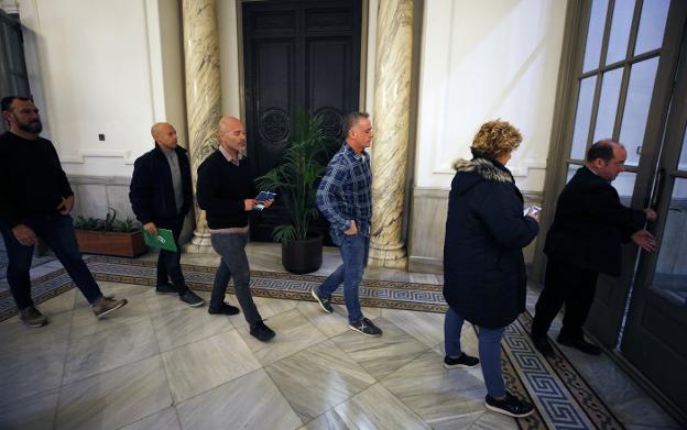 Los representantes sindicales, ayer, antes de entrar en la alcaldía para reunirse con Ribó. 