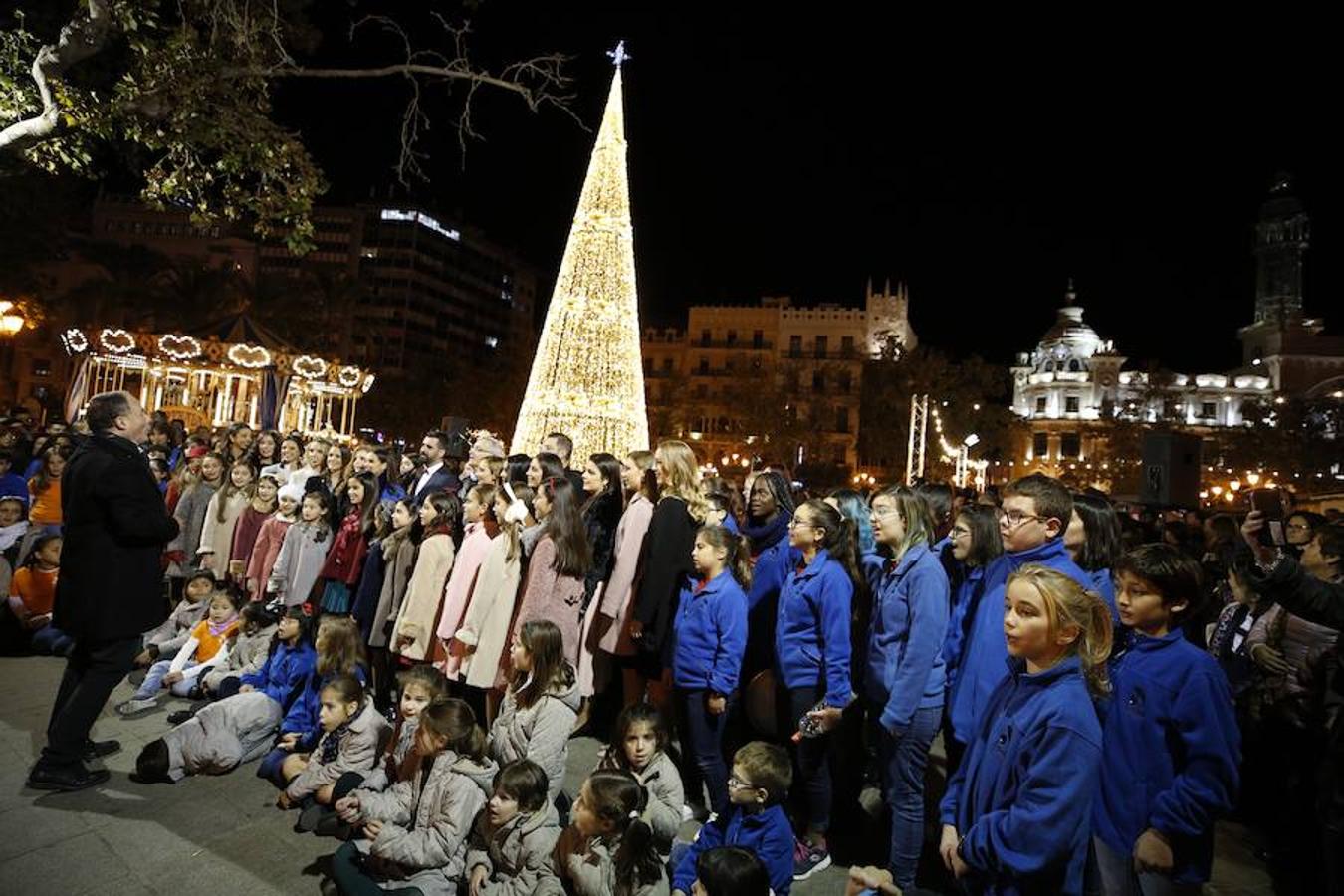 La Plaza del Ayuntamiento de Valencia ha vivido este viernes el encendido oficial de la iluminación navideña. Como gran novedad, este año otros dos barrios y dos pueblos de la ciudad se suman en la apuesta por descentralizar la decoración. Los dos barrios que este año estrenarán árbol de Navidad serán Benicalap y Malilla, sumándose así a las plazas de Patraix, Campanar, Benimaclet, Sant Valer (en Russafa), la Creu del Canyamelar y Doctor Collado (en Ciutat Vella), Orriols, Sant Marcel·lí y Abastos. Serán un total de 11 los árboles que se repartirán por toda la ciudad, además del de la Plaza del Ayuntamiento.