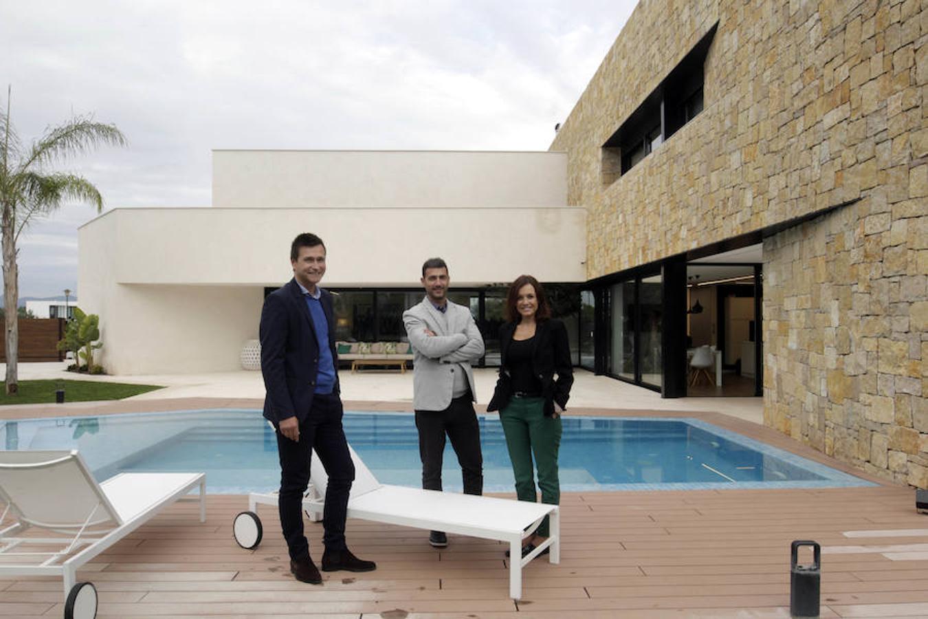 Cuando Antonio y Carolina se plantearon construir un nuevo hogar vieron una casa obra del arquitecto Jaime Chiralt que combinaba la piedra con el blanco. En ese momento le llamaron para encargarle el proyecto y juntos dieron con la parcela rectangular que hoy acoge su vivienda en una urbanización a las afueras de Valencia. Les conquistó la ubicación y decidieron derruir la casa que había para empezar de cero. La piedra es el verdadero elemento vertebrador que regula el espacio. El blanco, el negro y la madera predominan en toda la casa creando una sincronía cromática muy estética y equilibrada. 