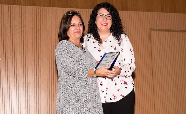 La presidenta de la Fundación Juan Arizo junto a la galardonada con el primer premio, Nerea Rambla.