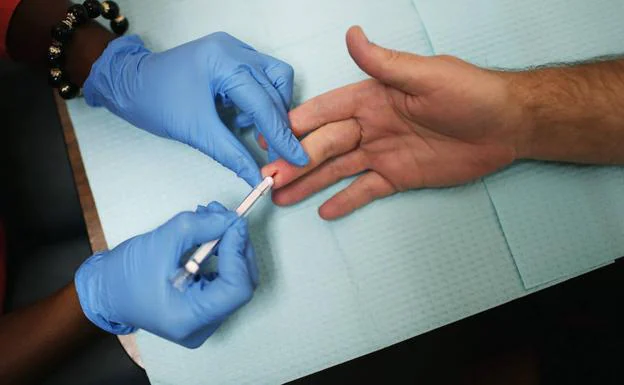 Sanidad registra casi medio millar de nuevos infectados por VIH en un año