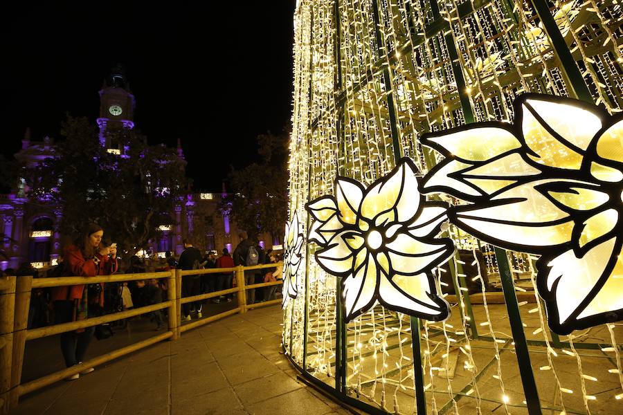 La Plaza del Ayuntamiento de Valencia ha vivido este viernes el encendido oficial de la iluminación navideña. Como gran novedad, este año otros dos barrios y dos pueblos de la ciudad se suman en la apuesta por descentralizar la decoración. Los dos barrios que este año estrenarán árbol de Navidad serán Benicalap y Malilla, sumándose así a las plazas de Patraix, Campanar, Benimaclet, Sant Valer (en Russafa), la Creu del Canyamelar y Doctor Collado (en Ciutat Vella), Orriols, Sant Marcel·lí y Abastos. Serán un total de 11 los árboles que se repartirán por toda la ciudad, además del de la Plaza del Ayuntamiento.