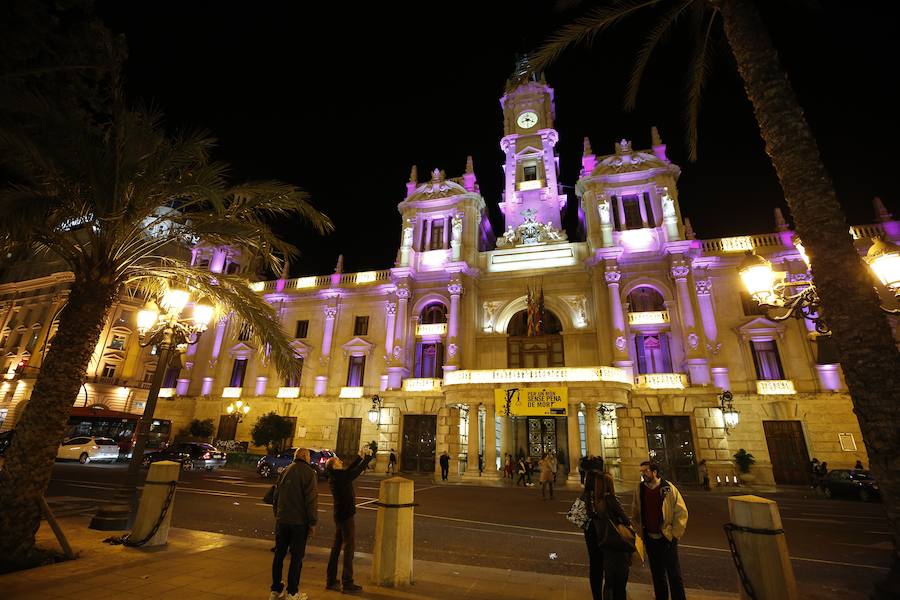 La Plaza del Ayuntamiento de Valencia ha vivido este viernes el encendido oficial de la iluminación navideña. Como gran novedad, este año otros dos barrios y dos pueblos de la ciudad se suman en la apuesta por descentralizar la decoración. Los dos barrios que este año estrenarán árbol de Navidad serán Benicalap y Malilla, sumándose así a las plazas de Patraix, Campanar, Benimaclet, Sant Valer (en Russafa), la Creu del Canyamelar y Doctor Collado (en Ciutat Vella), Orriols, Sant Marcel·lí y Abastos. Serán un total de 11 los árboles que se repartirán por toda la ciudad, además del de la Plaza del Ayuntamiento.