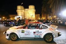 El XIX Rally Ciudad de Valencia ha arrancado este viernes con una salida neutralizada desde las Torres de Serranos.