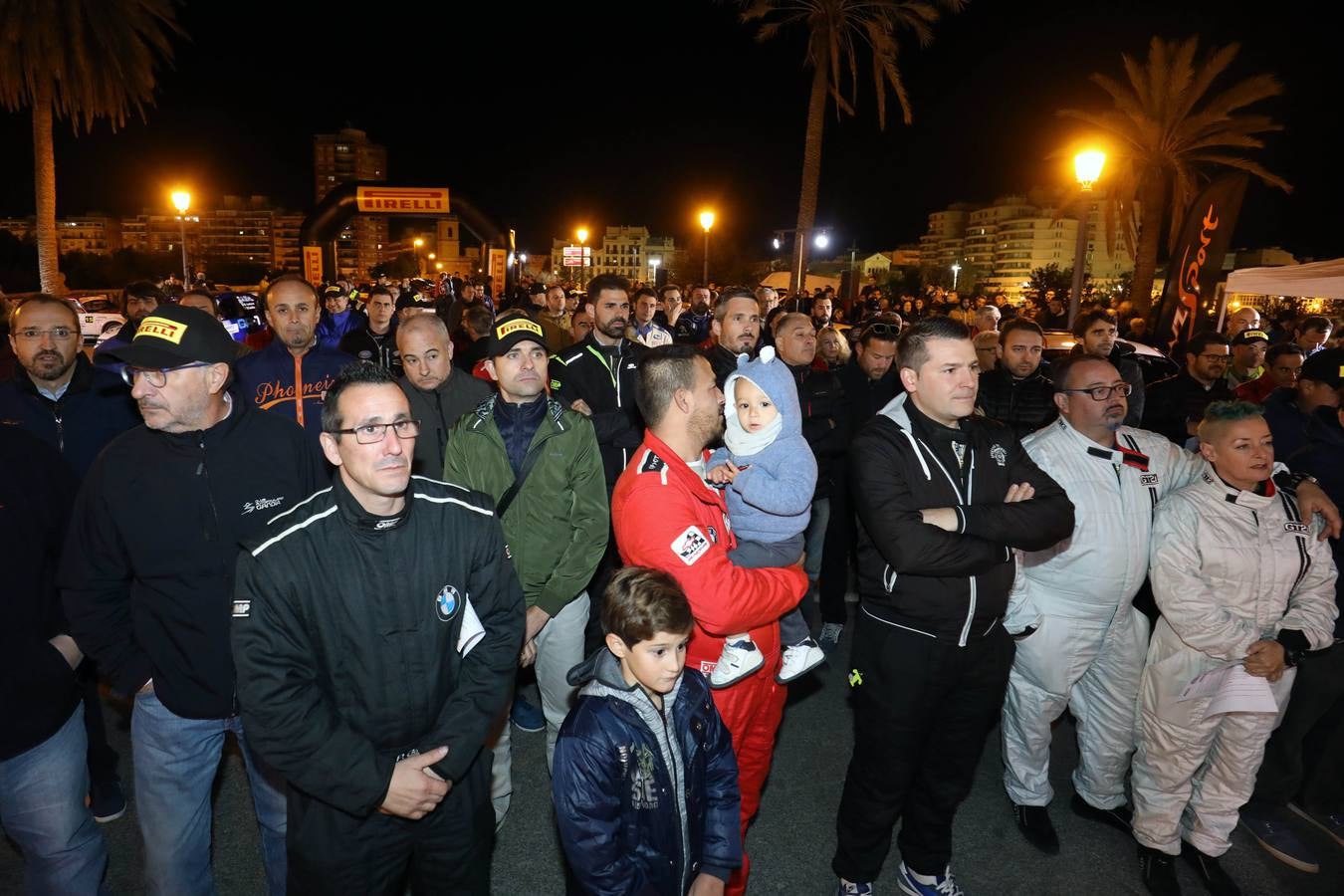El XIX Rally Ciudad de Valencia ha arrancado este viernes con una salida neutralizada desde las Torres de Serranos.