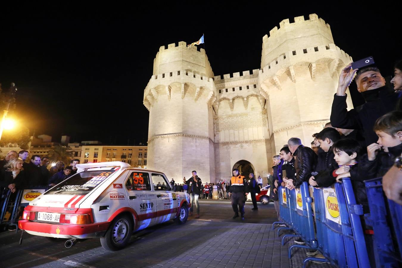 El XIX Rally Ciudad de Valencia ha arrancado este viernes con una salida neutralizada desde las Torres de Serranos.