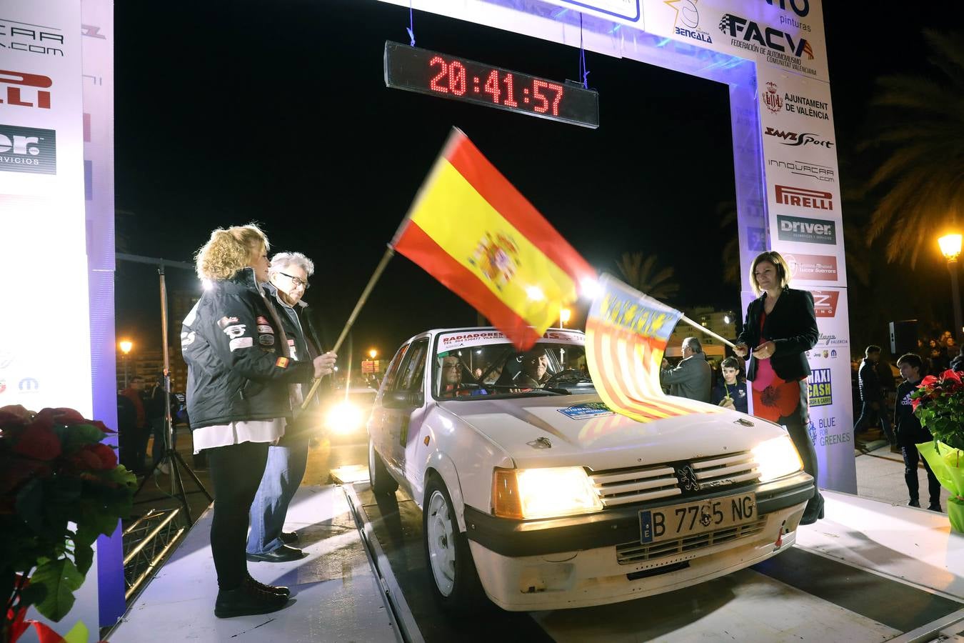 El XIX Rally Ciudad de Valencia ha arrancado este viernes con una salida neutralizada desde las Torres de Serranos.