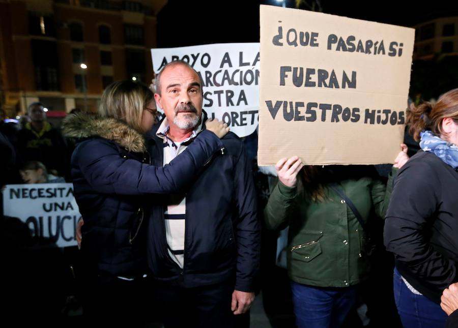 Con el tiempo casi agotado y sin indicios de solución, así se encuentra el pesquero de santa Pola 'Nuestra Madre de Loreto', en medio del mal tiempo y bloqueado desde hace diez días con 11 migrantes a bordo.