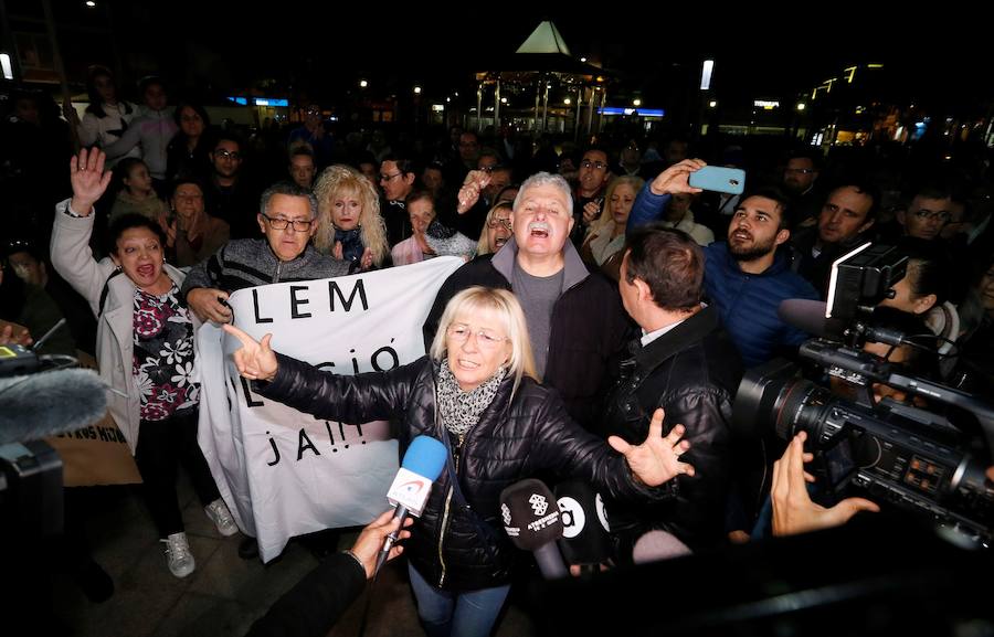 Con el tiempo casi agotado y sin indicios de solución, así se encuentra el pesquero de santa Pola 'Nuestra Madre de Loreto', en medio del mal tiempo y bloqueado desde hace diez días con 11 migrantes a bordo.