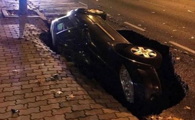 Coche engullido por el asfalto en Zamora. 