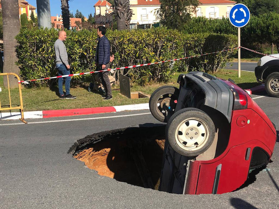 Imagen cedida por Canal Costa TV de la caída de un coche cuando circulaba y el pavimento cedió bajo las ruedas. 