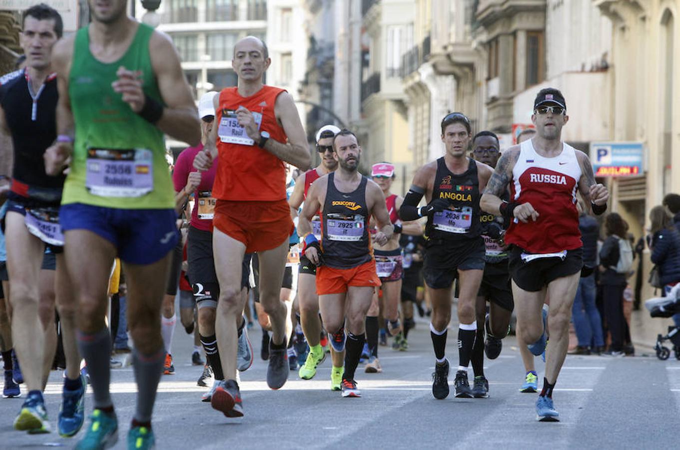 La capital del Turia se ha llenado este domingo 2 de diciembre de miles de atletas con motivo del  Maratón de Valencia 2018 . Una competición que ha dejado ver a los deportistas recorrer, al ritmo de sus zancadas, los 42,195 kilómetros de circuito por las calles de la ciudad.