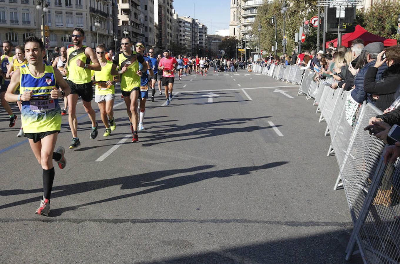 La capital del Turia se ha llenado este domingo 2 de diciembre de miles de atletas con motivo del  Maratón de Valencia 2018 . Una competición que ha dejado ver a los deportistas recorrer, al ritmo de sus zancadas, los 42,195 kilómetros de circuito por las calles de la ciudad.