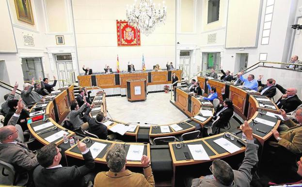 El presidente de la Diputación, César Sánchez, durante la sesión extraordinaria de la Comisión Provincial del Agua. 