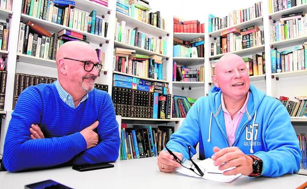 Los profesores George Pagett e Ian Rhys. :