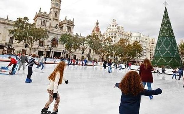 Pista de patinaje sobre hielo en la plaza del Ayuntamiento de Valencia.