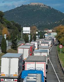 Imagen secundaria 2 - Las protestas en Francia atrapan a centenares de camioneros valencianos en Cataluña