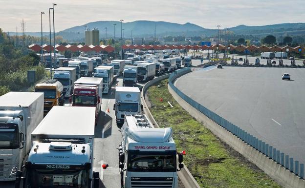Imagen principal - Las protestas en Francia atrapan a centenares de camioneros valencianos en Cataluña