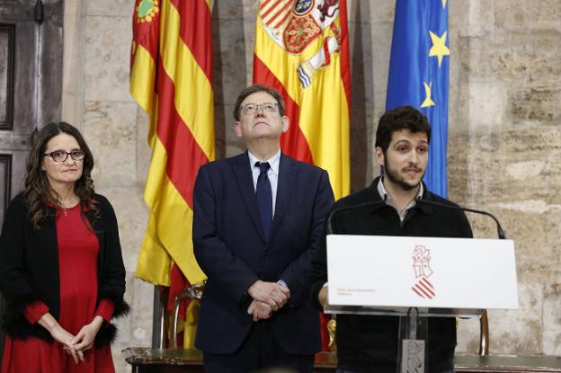Mónica Oltra, Ximo Puig y Antonio Estañ en el Palau de la Generalitat. 