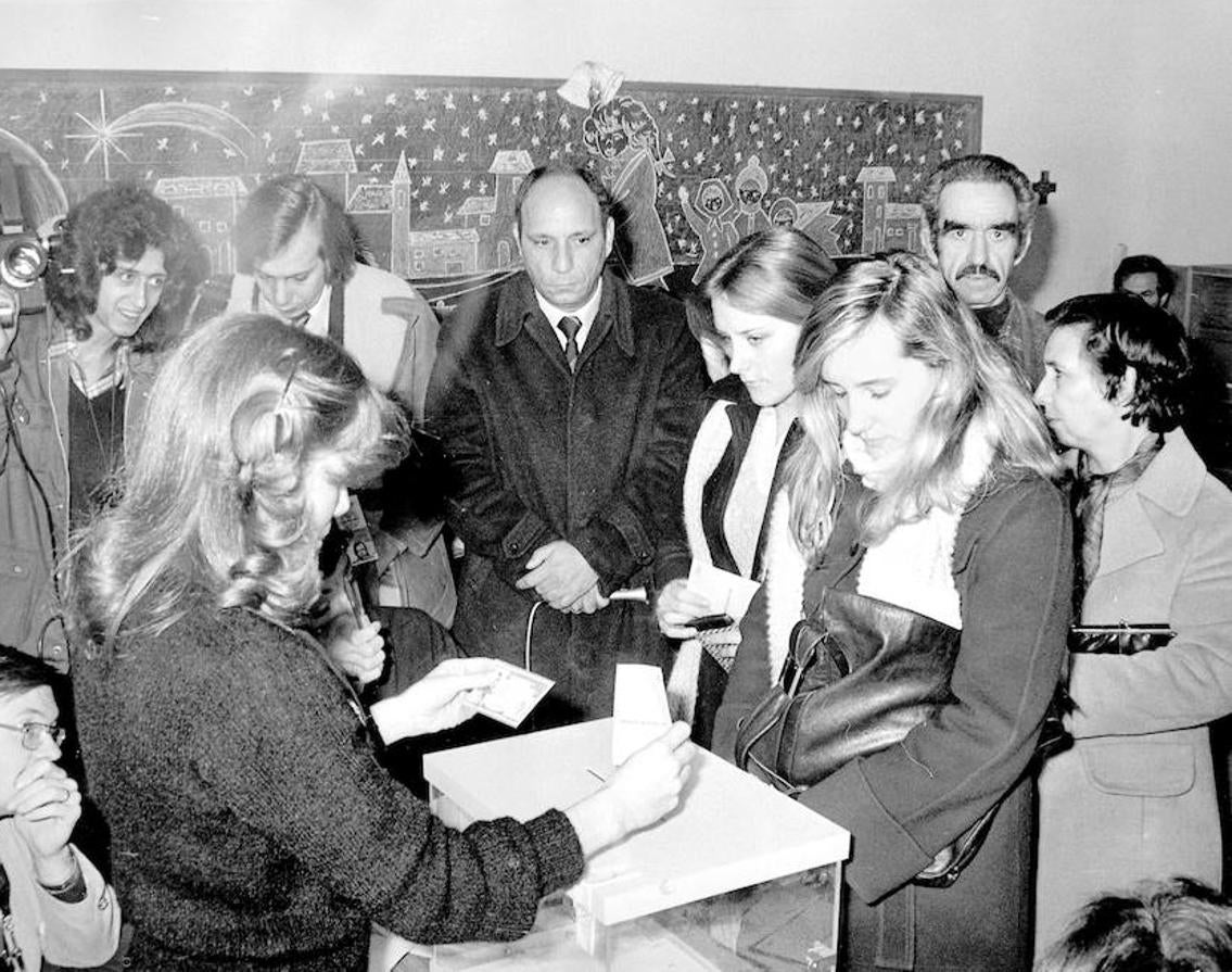 Ciudadanos votan en un colegio electoral de Madrid