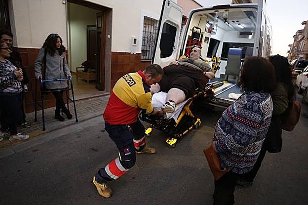 Trasladan a su domicilio al joven con obesidad morbida que estaba ingresado en el Hospital de Manises.