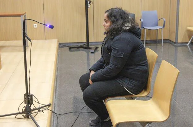 La estafadora Beatriz M., en el banquillo de los acusados durante un juicio celebrado en Valencia. 