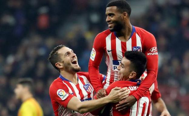 Koke, Lemar y Correa celebran el gol del francés.