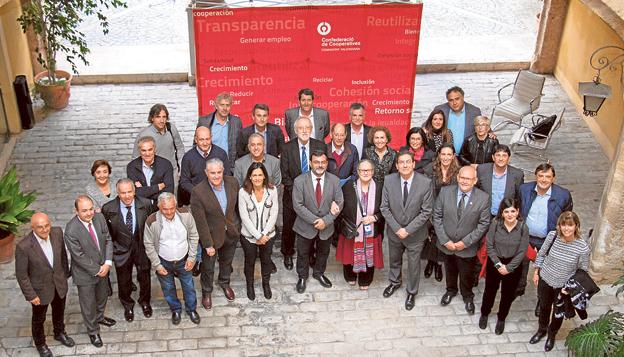 Los presidentes de la entidades participantes posan con Anna Ferrer. 