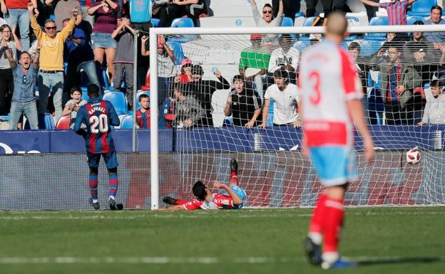 El jugador del Levante Raphael (i), marca el segundo gol al Lugo. 