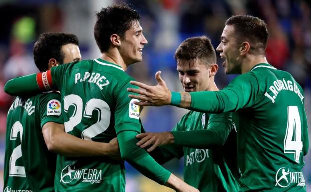 Los jugadores del Sporting celebran el gol de Pablo Pérez en Ipurua. 