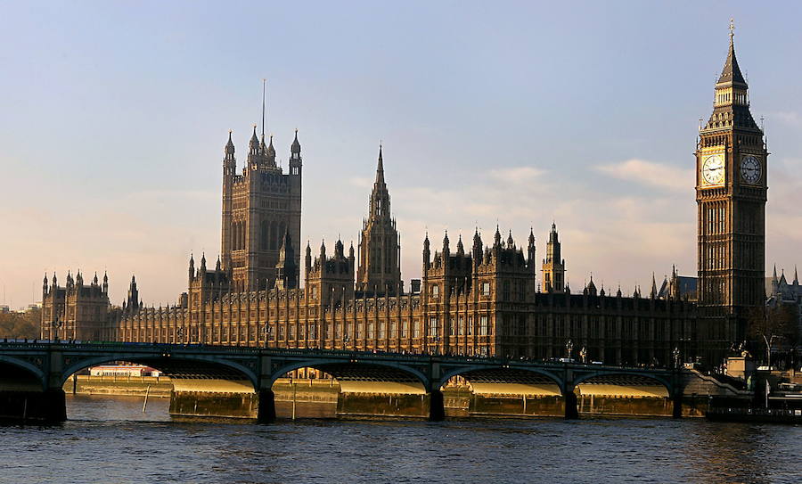 1. LONDRES. Fascinarse ante el Big Ben, contemplar el mundo a tus pies desde el London Eye o presenciar el Cambio de Guardia frente al Palacio de Buckingham. Con más de 20 millones de visitantes al año, no hay quien la desbanque del trono. Sus tiendas, pubs y la multiculturalidad seducen a todo el que la descubre.