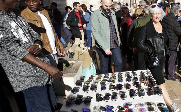 Un 'top manta' ofrece gafas el pasado miércoles en el mercado de Castilla. 