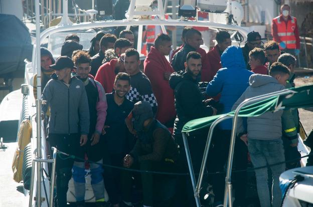 Decenas de inmigrantes llegados ayer a Cartagena, otra oleada en el Mediterráneo. 