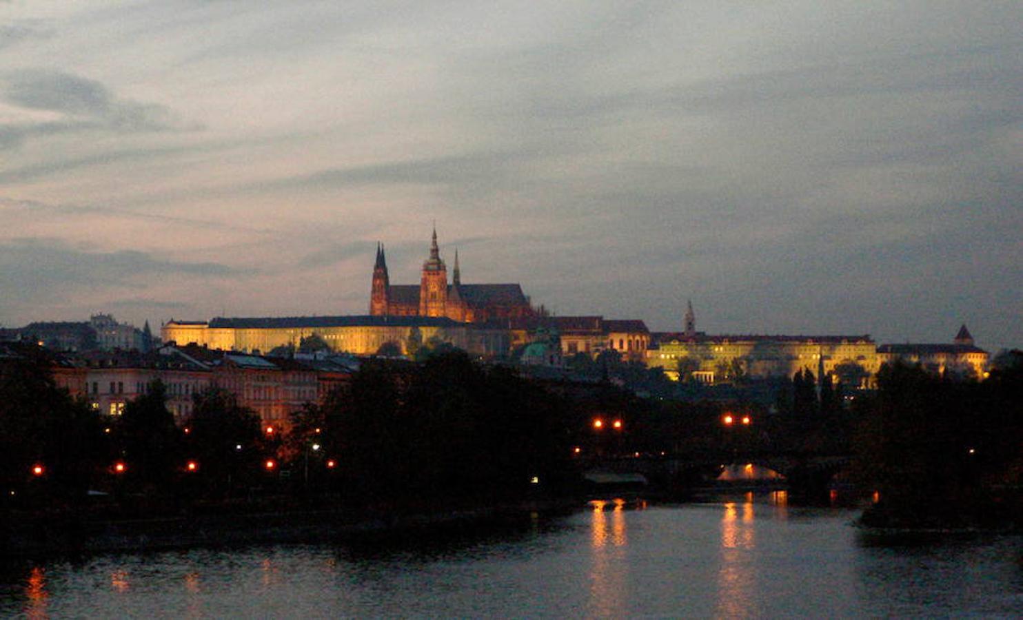 9. PRAGA. Ocupa la novena posición una de las ciudades barrocas más bellas de Europa. Su centro es como un cuento de hadas con infinitas y mágicas torres con un marcado ambiente medieval. El lugar de nacimiento de Kafka cuenta con algunos lugares imprescindibles como la Catedral de San Vito, el Puente Carlos y el Reloj Astronómico. Más de seis millones de personas viajan a ella cada año.