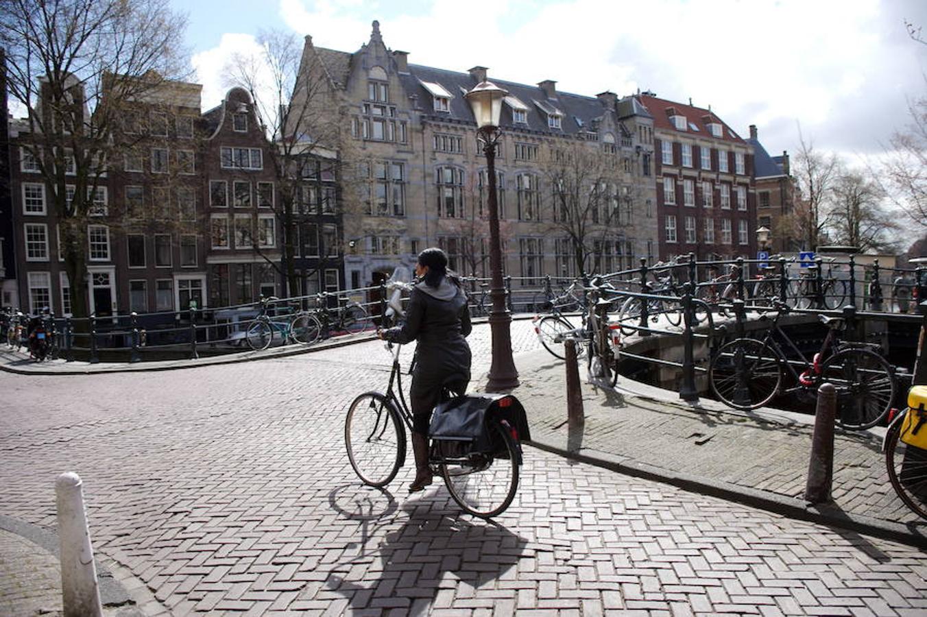 6. ÁMSTERDAM. Los canales son su mayor atractivo, articulados en forma de anillos en torno a la plaza Dam, corazón de la localidad histórica. Se acerca a los ocho millones de visitantes anuales y debe recorrerse en bicicleta, como hacen sus vecinos.