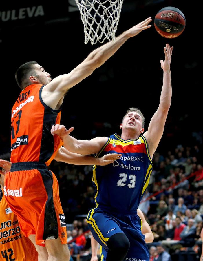 Imágenes del partido de la jornada 11 de Liga Endesa en la Fonteta (91-72)