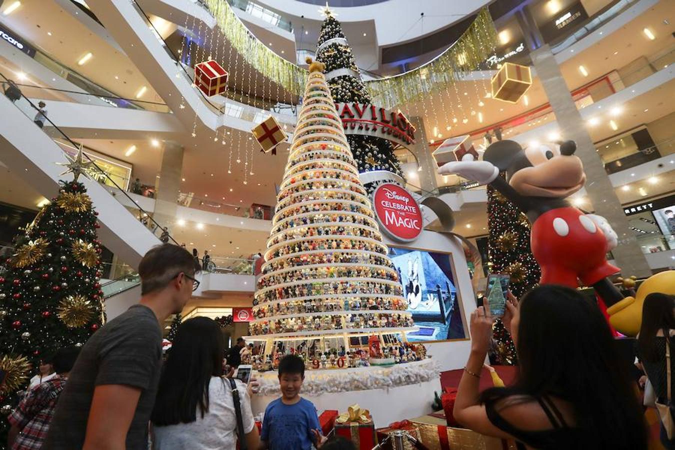 Un árbol de Navidad decorado con diferentes versiones de Mickey Mouse exhibido en un centro comercial en Kuala Lumpur (Malasia).