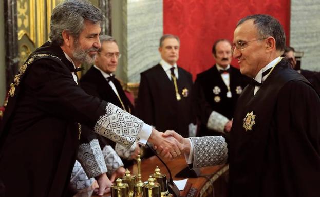 El presidente del CGPJ, Carlos Lesmes, felicita a un juez del Supremo durante su toma de posesión.