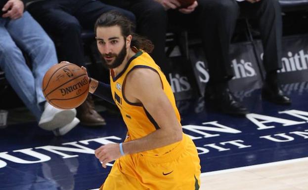 Ricky Rubio bota el balón ante los Spurs. 