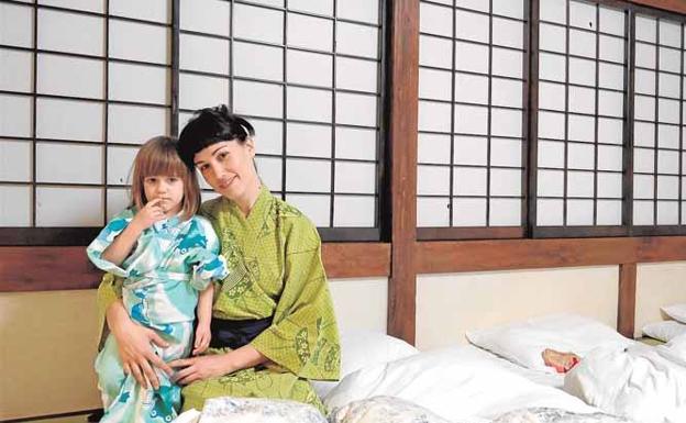 La diseñadora no quiso perder la oportunidad de traerse kimonos de seda, la prenda tradicional que usabanlos japoneses hasta la posguerra. 