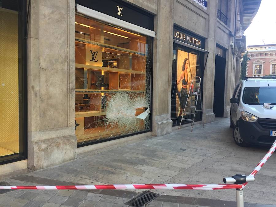 Fotos: Robo en la tienda de Louis Vuitton, persecución y tiroteo en el centro de Valencia