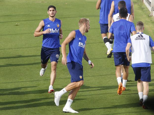 Guedes, a la izquierda, en un entrenamiento. 