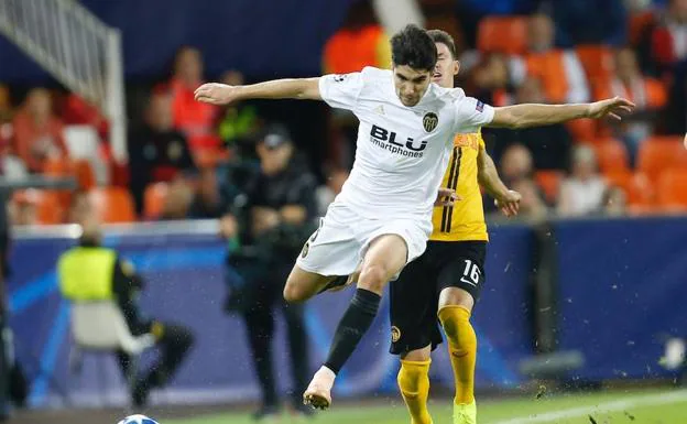 Carlos Soler durante un partido del Valencia CF ante el Young Boys..