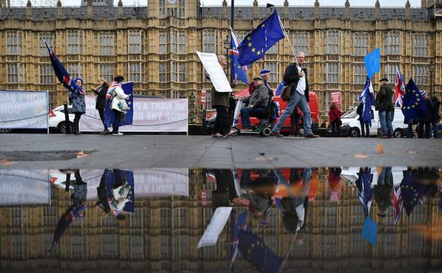 Los contrarios al Brexit redoblan sus esfuerzos para paralizar la salida de Reino Unido de la Unión Europea.