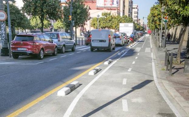 Imagen principal - Aspecto en el que se encuentran ahora mismo numerosas calles de Valencia. Obras en avenida Burjassot, Reino de Valencia y Llano de Zaidía.