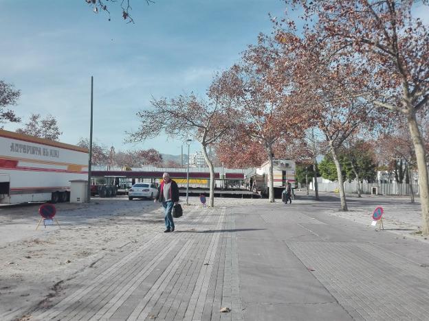 Gandia elimina más de cien plazas de parking para instalar la feria de atracciones de Navidad