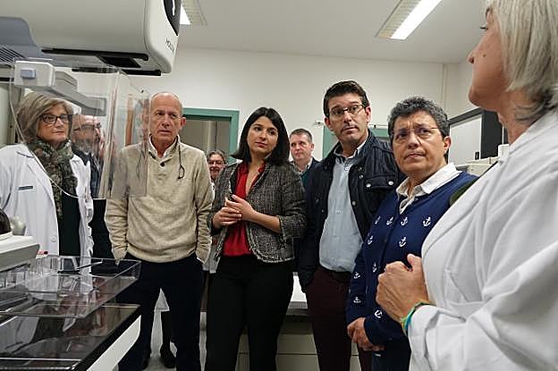 Un momento de la visita para ver los nuevos equipos donados. 