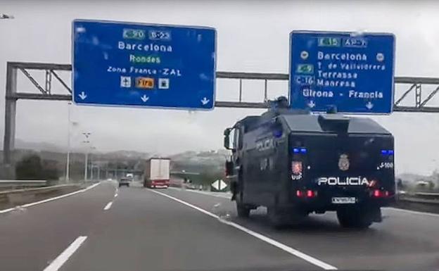 Un camión de la Policía camino de Barcelona. 