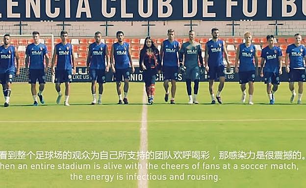 Kim Lim, junto a los jugadores del Valencia CF en la ciudad deportiva de Paterna.